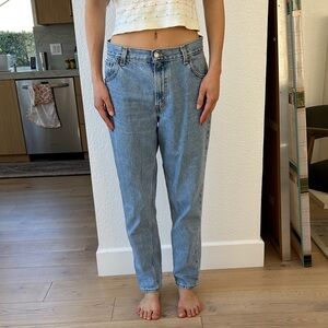 Woman's Levi's Classic Relaxed Jeans 550